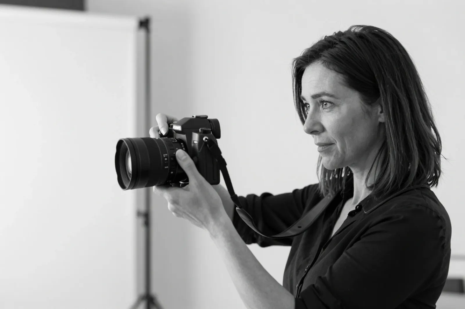 La fotografa con la macchina fotografica in mano